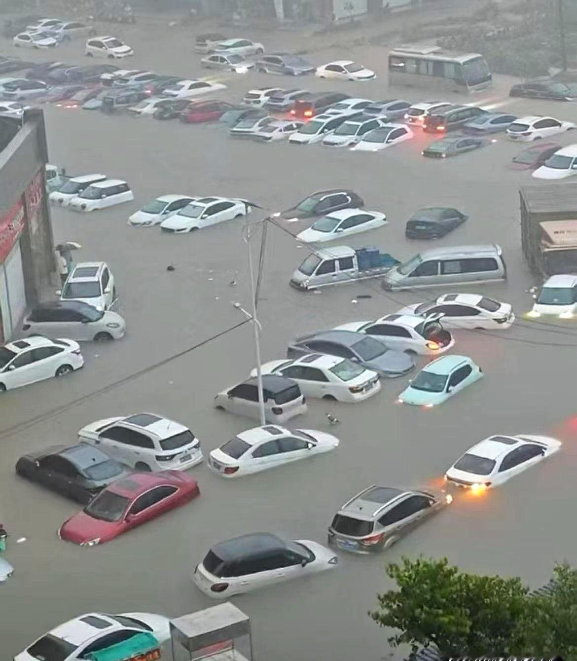 真以为在钦州有房有车就万事大吉了？一场暴雨直接给你打回现实！昨晚那雨下得跟