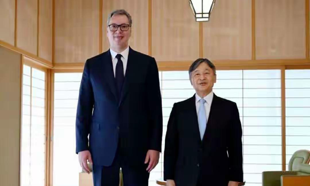塞尔维亚总统武契奇访问日本，日本德仁天皇接见了武契奇，令人尴尬的是武契奇1米9的