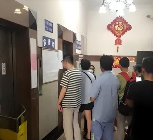 上海，女子两个月内就迟到了19次，公司要辞退她，女子说，每次1楼的电梯都太挤了，