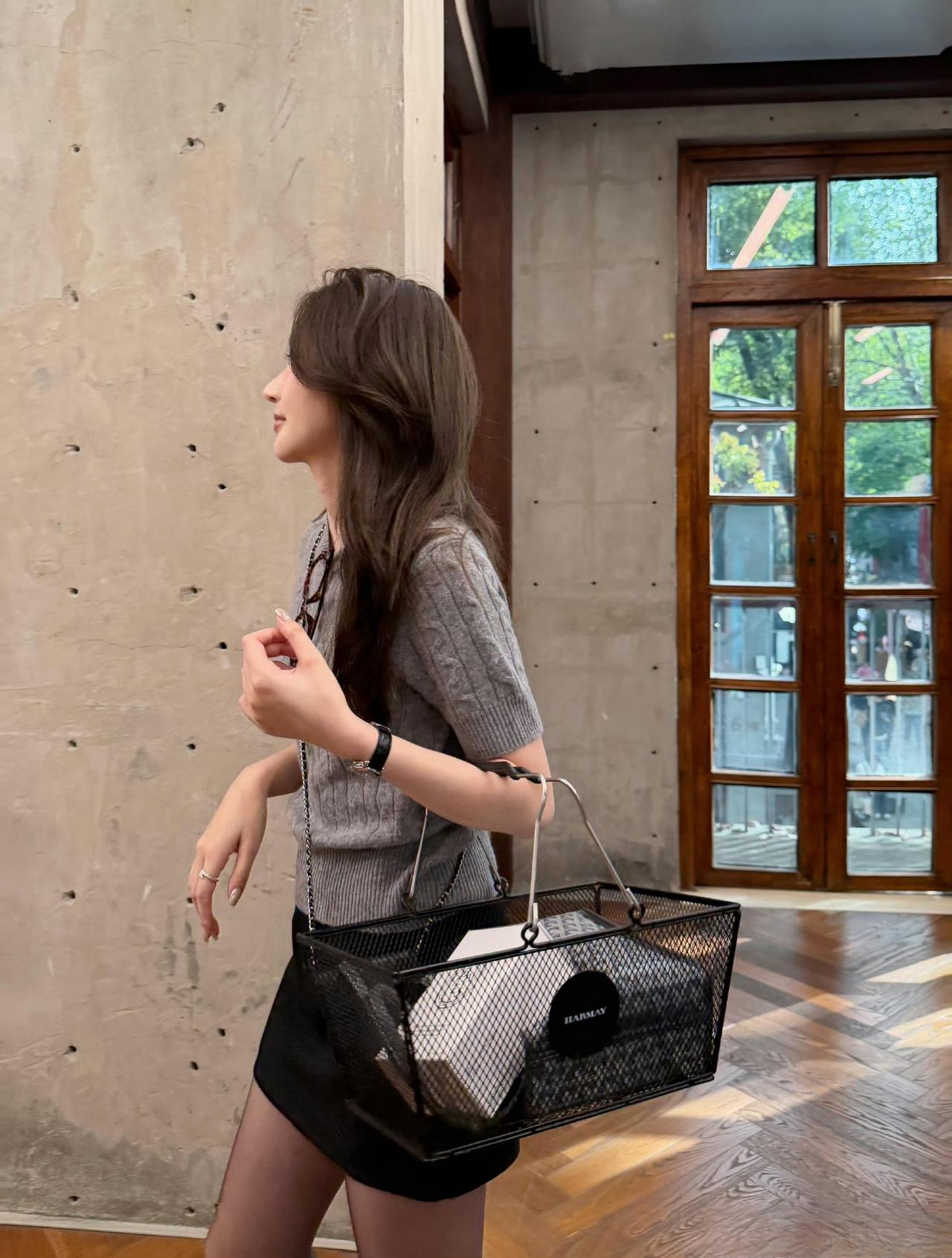 这套是“简约温柔的轻熟风”穿搭，基础款组合也能穿出质感：-上衣选了灰色绞