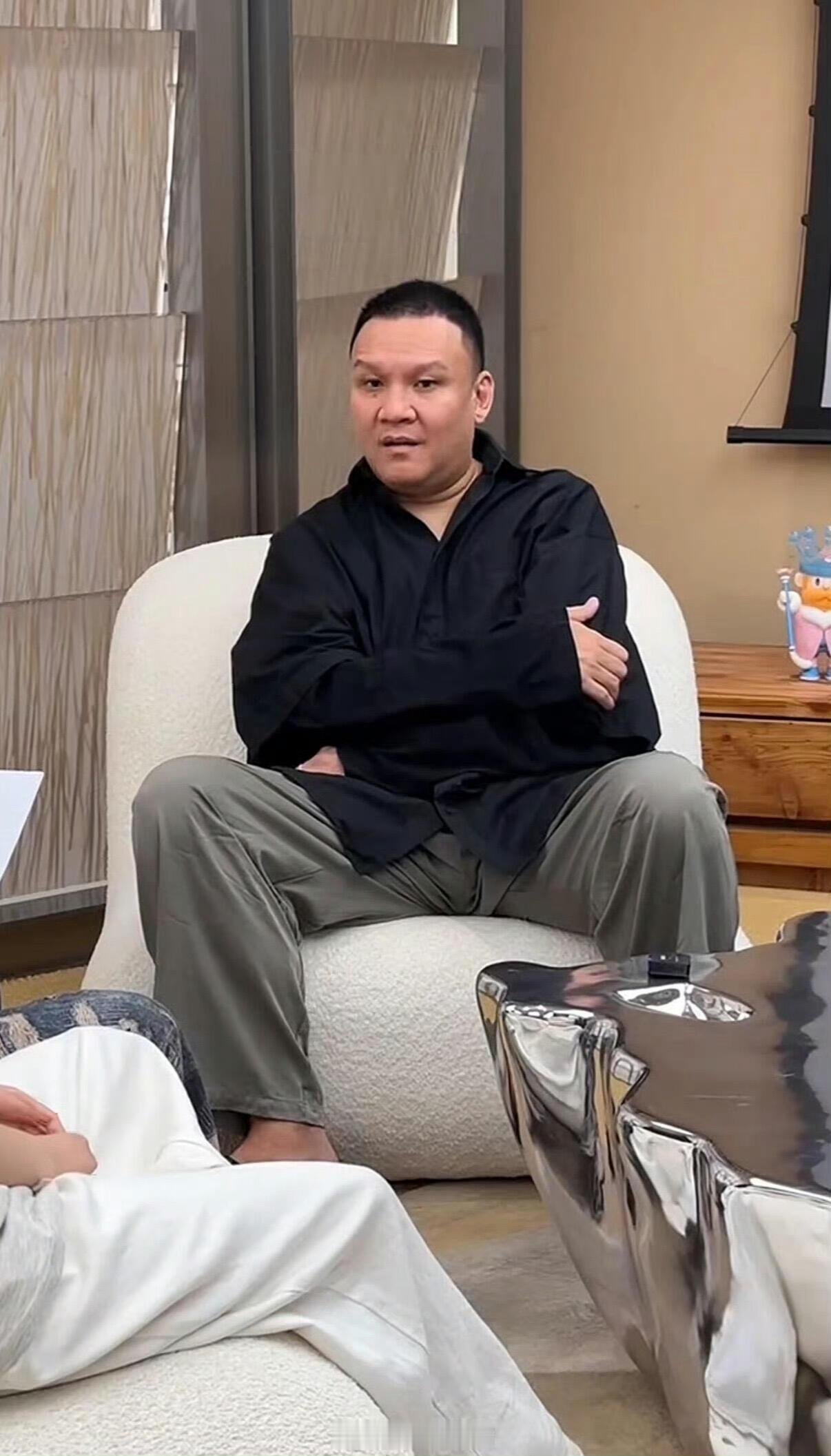 完全认不出来了，跟以前对比简直判若两人，能瘦这么多太厉害了车澈居然这么瘦了​​