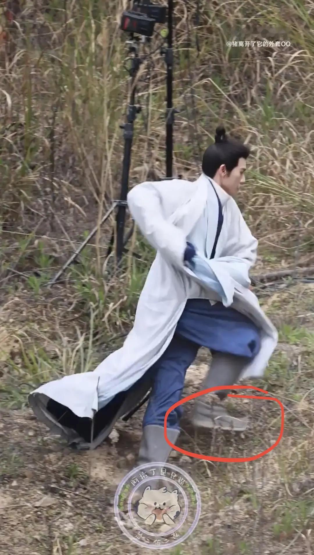 李昀锐拍古装摔倒，原来穿了增高鞋垫啊！最近李昀锐也是被力捧的小生之一，不过他