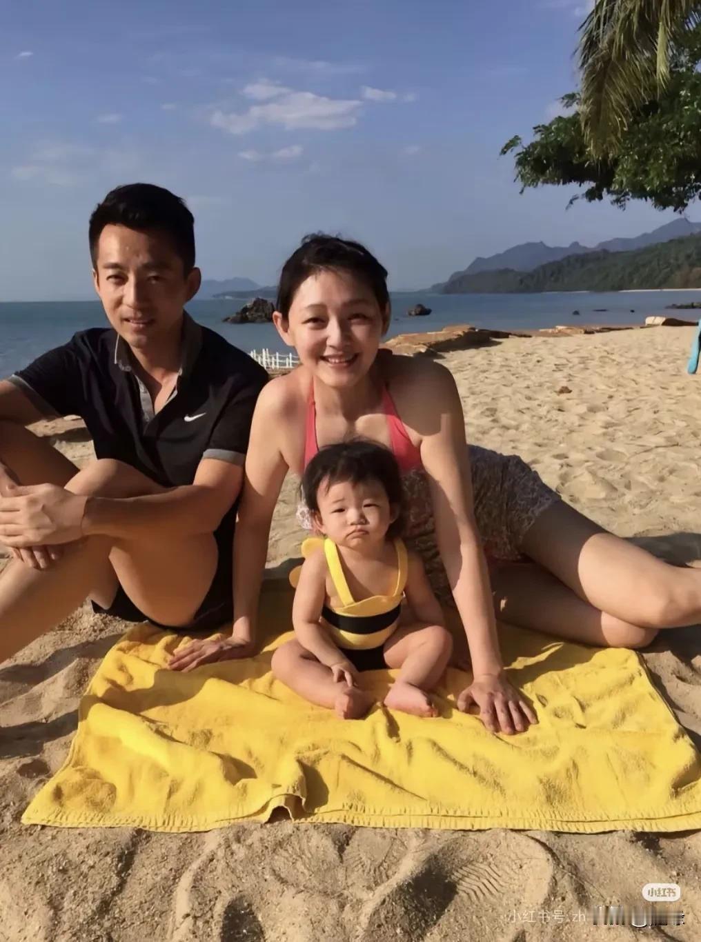 这个时候的小玥儿好幸福！阳光沙滩，还有爸爸和妈妈，一家三口好幸福！夫妻俩难得