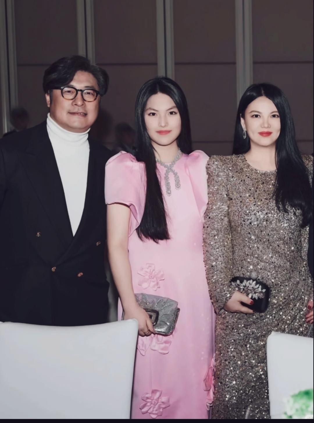 见长啊，闺女的脸比妈都大了！