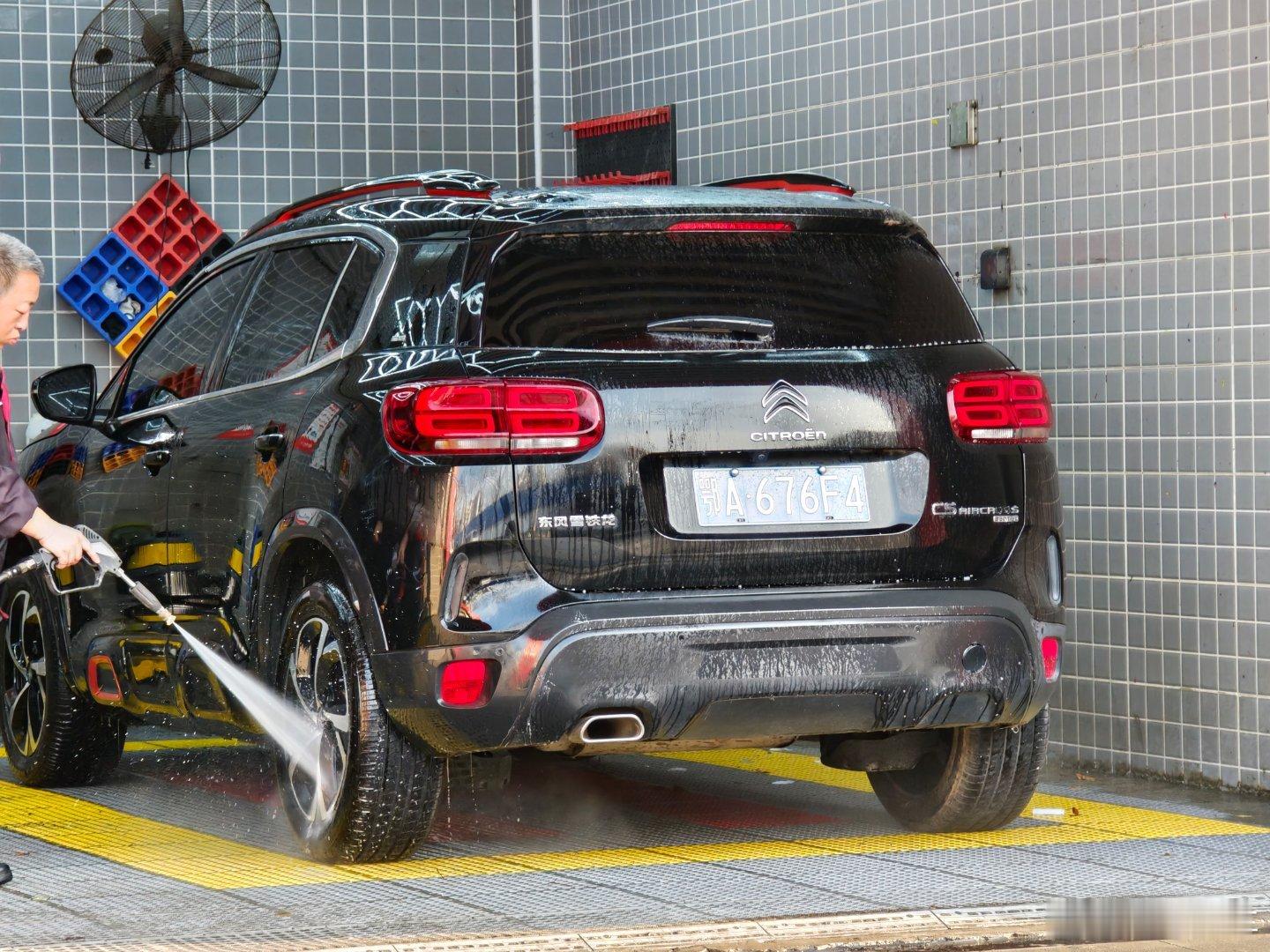 洗车也越看越卷了，才20多，房价降，租金未降，各行各业，水深火热