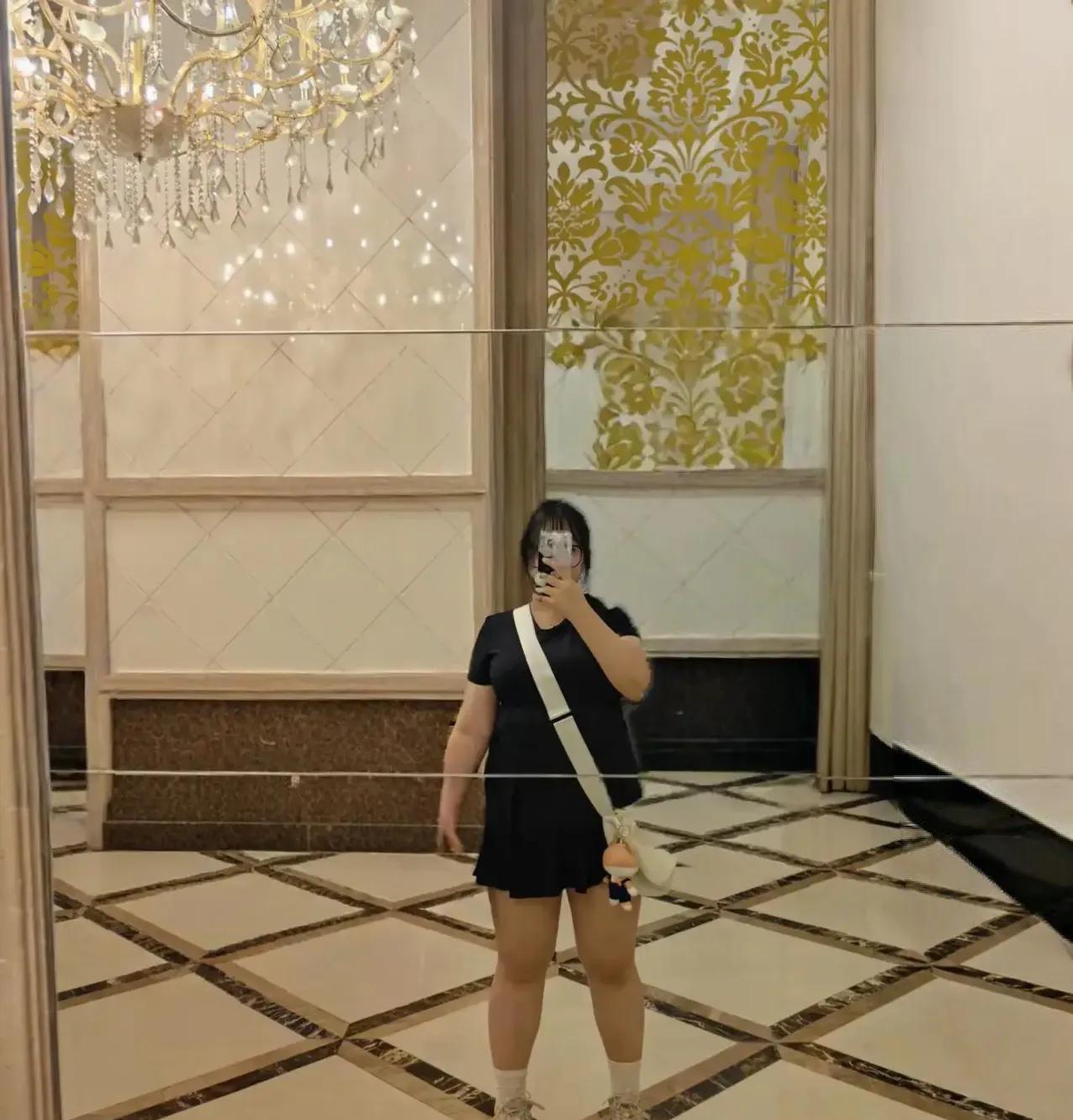 穿成这样，还有救吗？每天上班穿这个习惯了，忘了今天要见客户了。现在已经到客