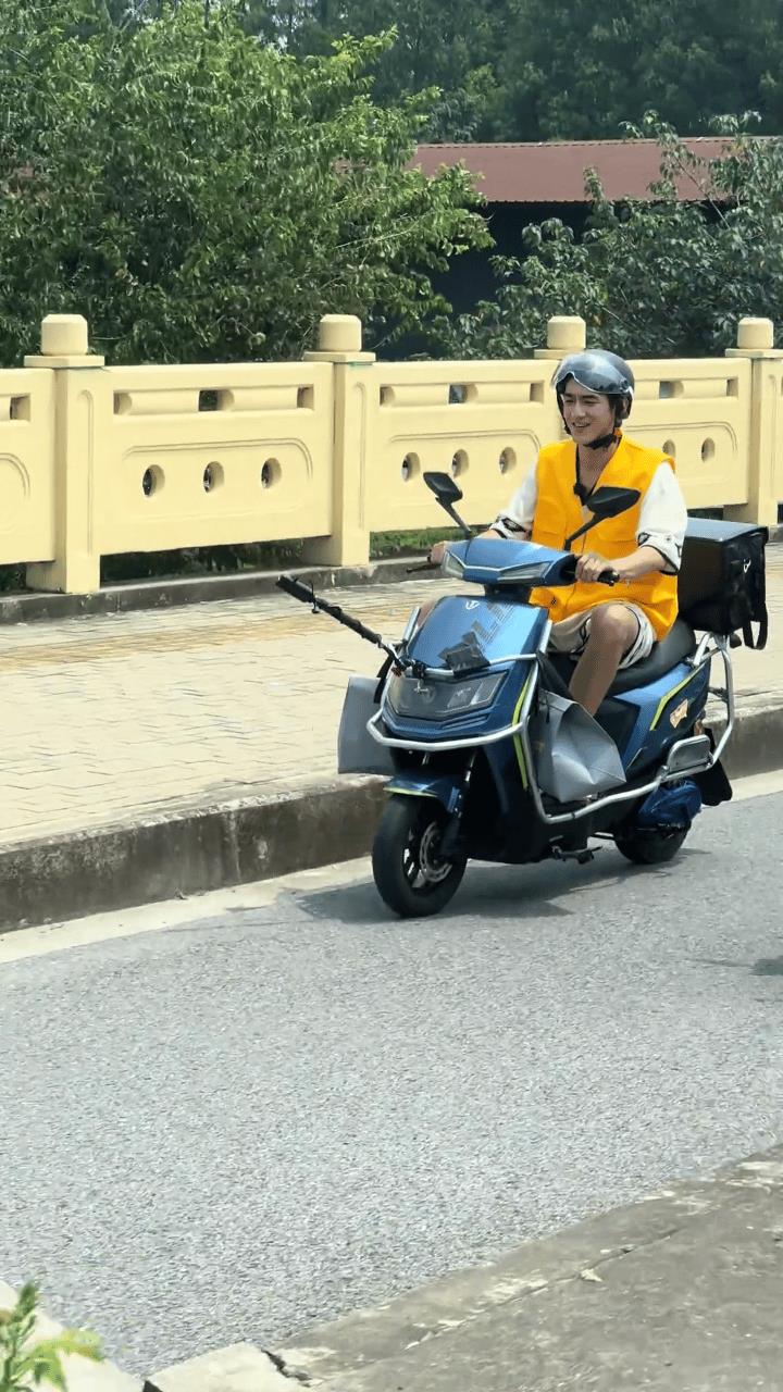 看吧，别管林更新长的多帅，一骑上电瓶车就有种苦命打工的味了[笑着哭]感觉他挺适合