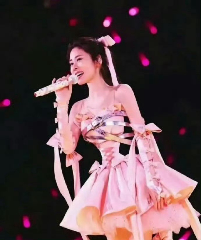 原本以为张碧晨的腰给P没了，第二张图才发现是衣服设计成这样