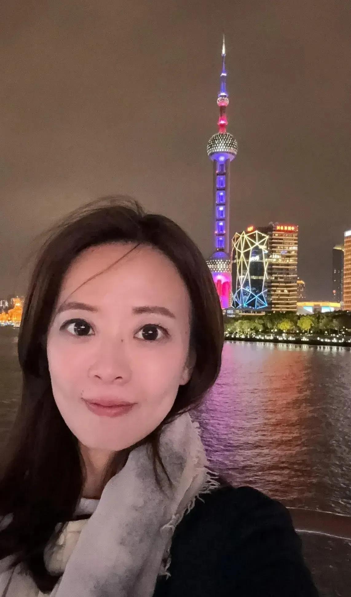 武契奇贴出游览上海外滩的照片，黄浦江的灯光今晚专门为武契奇而亮。武契奇称:“仅仅