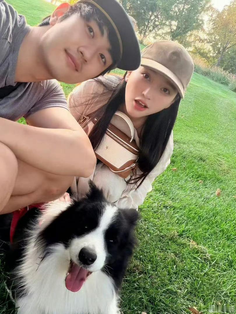 金莎晒一家三口合照金莎放出户外全家福式合照，和另一半、自家小狗同框出镜，记录惬