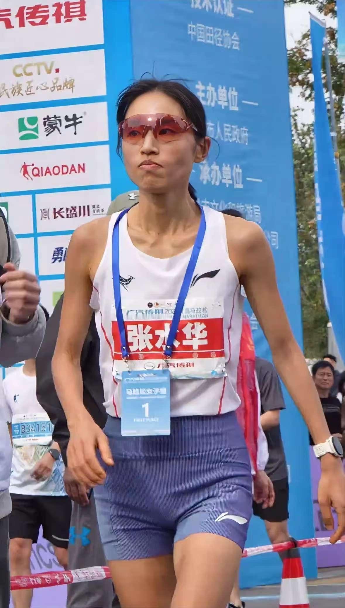 姐妹们，破防了！那个被全网心疼的“最快女护士”张水华，又夺冠了！这次她不哭