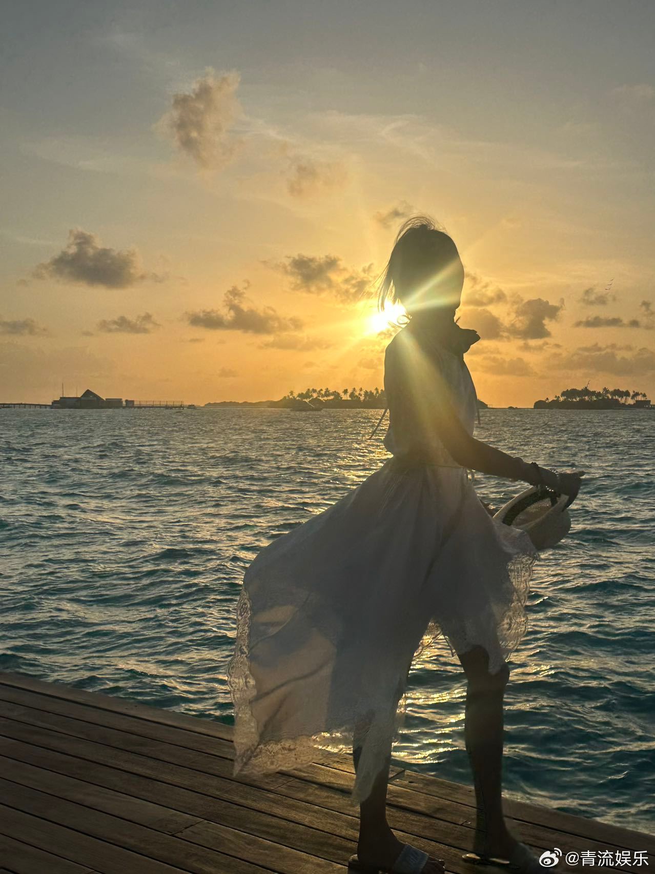 关晓彤说喜欢被阳光晒透的感觉收到关晓彤的马代明信片，阳光、沙滩、大海好惬意！一