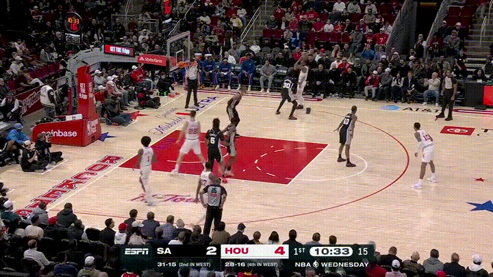 火箭超级中锋申京的传球真是充满了想象力！在今天火箭主场迎战马刺的比赛中，当时比赛