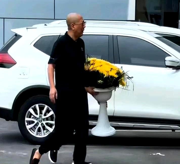 都说相声界不团结，相互妒忌，相互攻击，没好人。错，你看杨少华这一去世，老汪来