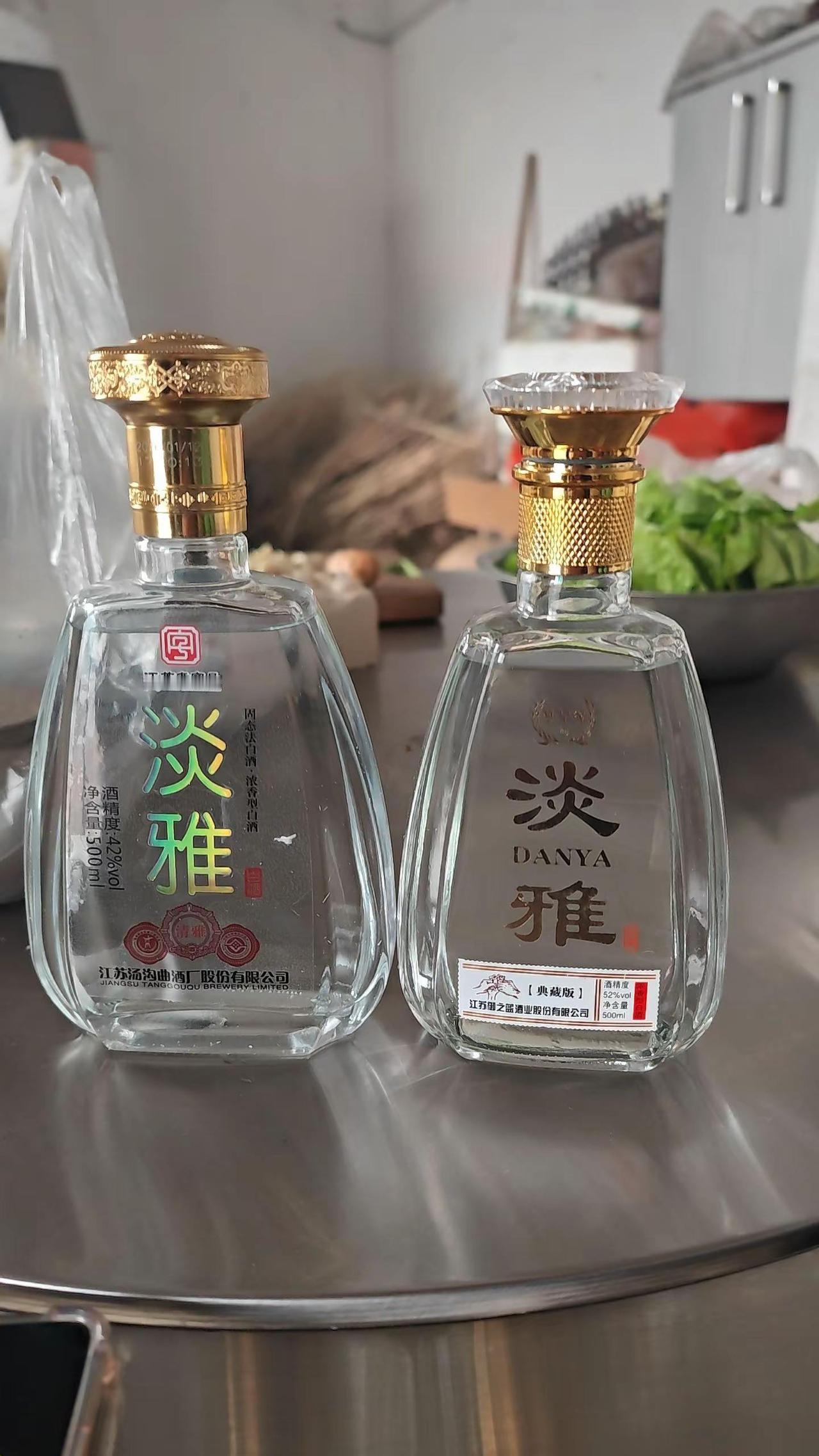 都是淡雅，左边是江苏汤沟酒厂的，右边是江苏御之蓝酒业有限公司，右边是上买的假酒，