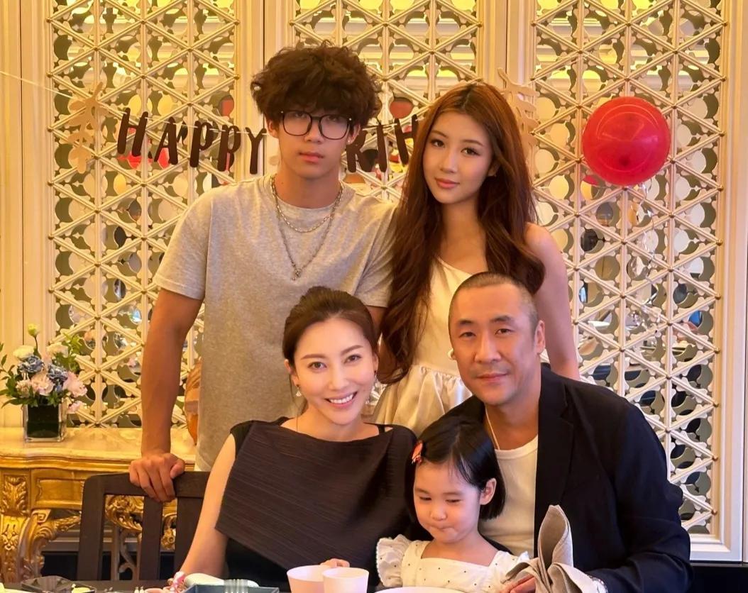 章子怡嫂子晒照为大女儿“月亮”庆生，一家五口都是高颜值啊！今天，是“月亮”生