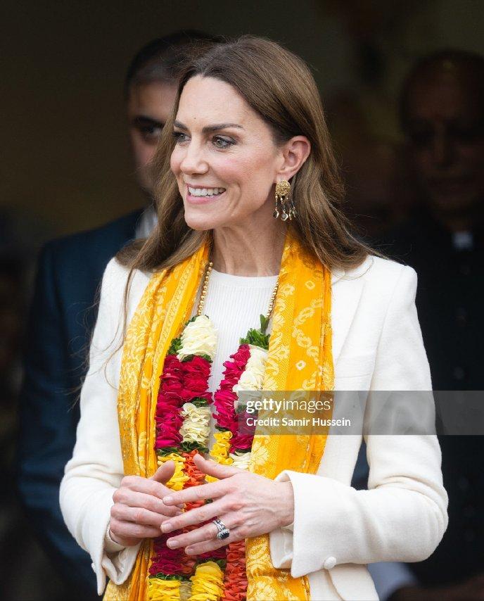 光着脚丫，翩翩起舞的凯特王妃，你见过吗？一样的优雅，一样的美！当地时间3月5日