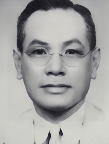 1954年，南京一间简陋的烟摊旁，一个六十出头的老人靠卖茶叶烟纸糊口，他不敢说太