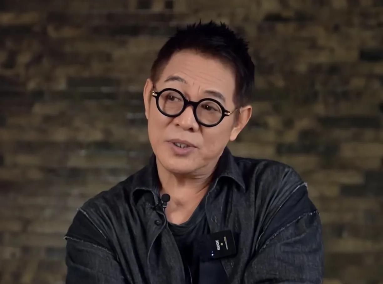 李连杰功夫打的好，眼神不大好，虽然他一直说，他可以为了利智去死，但是呢，有什么意