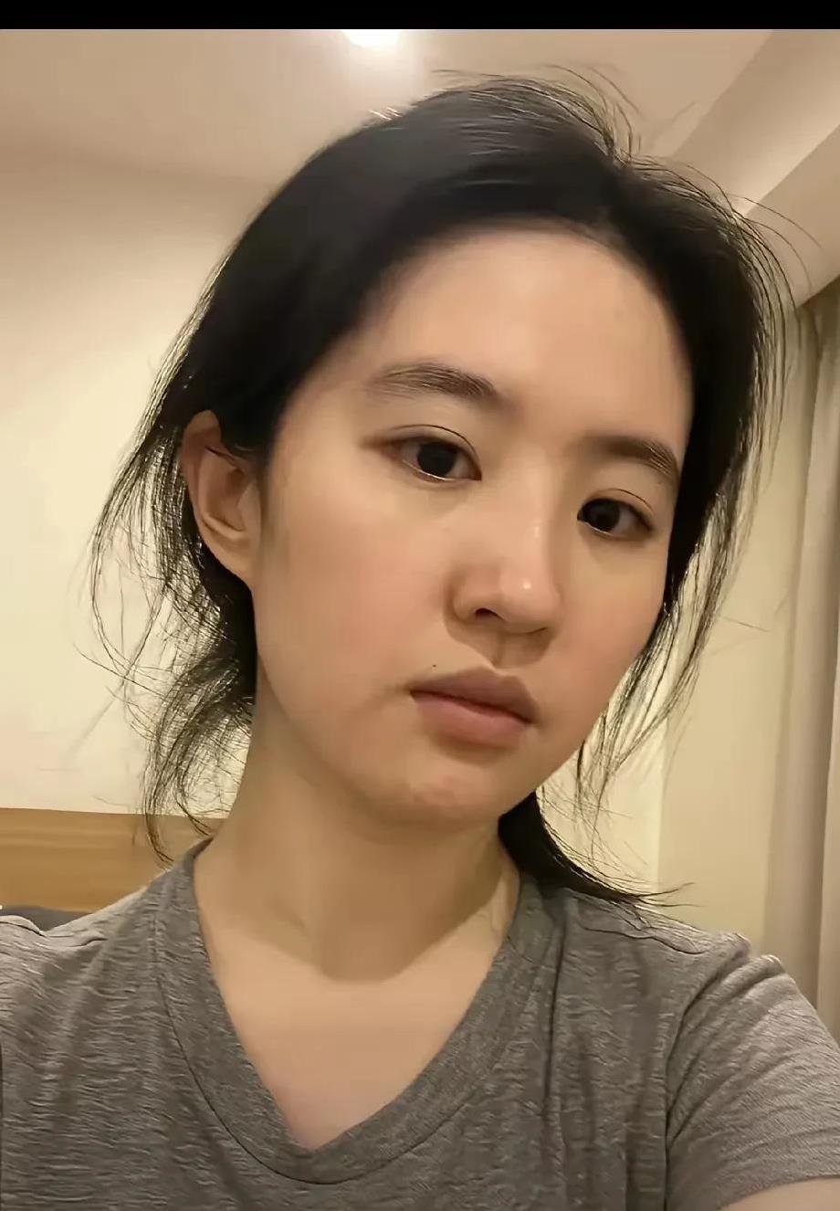 难怪刘亦菲是公认的天仙颜值，这素颜就吊打整个娱乐圈的女明星！就在今天，刘亦菲晒