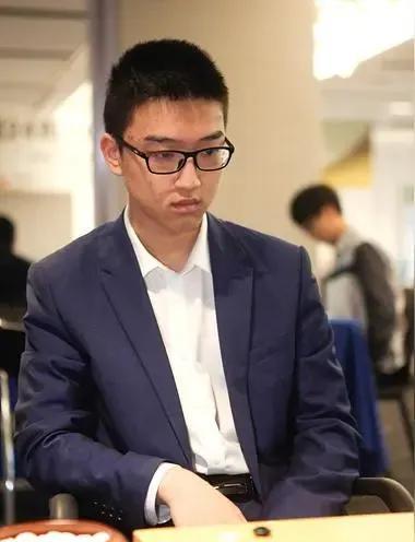 黑169，屠晓宇九段精准一粘，大局已定。姜东润九段左上棋子难以自保，