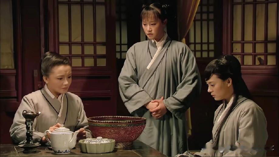 再看越品越吓人！崔槿汐根本不是单纯护主的忠心宫女，反而更像果郡王早早就安排在甄嬛