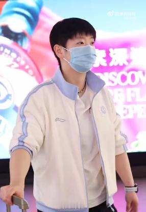 精神抖擞孙颖莎国乒抵达香港​​​