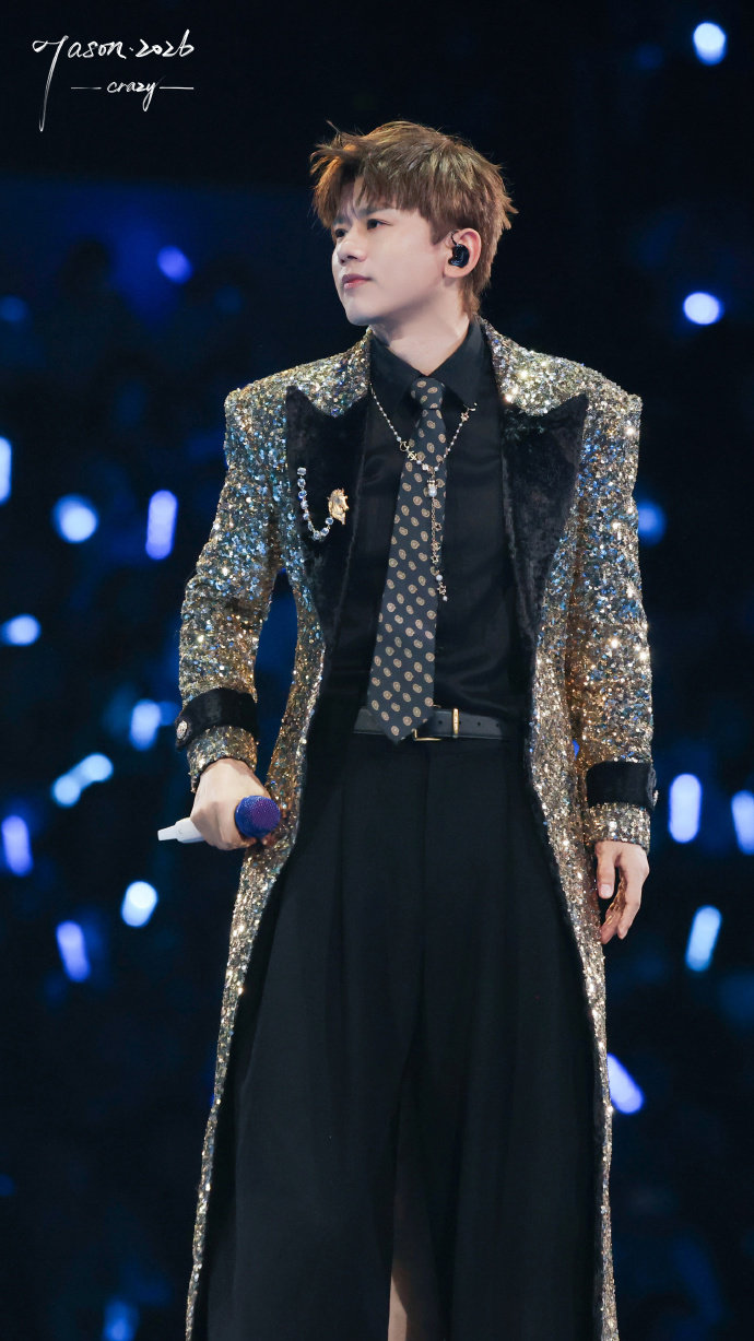 张杰这几步走到我心巴上了谁懂啊！张杰这几步走得也太绝了，带风的步伐直接踩我心巴