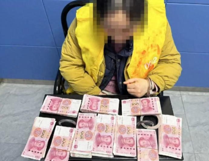 4月24日，上海，有一对年过90岁，腿脚也不便的老夫妻，每月退休金都取回来，把现