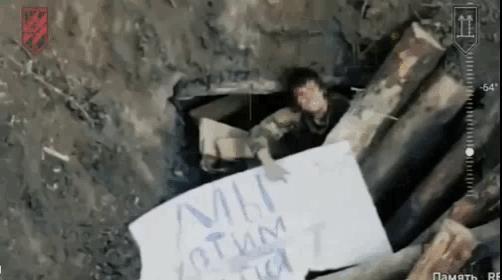 队长，别开枪！2名躲在掩体内的士兵向乌军无人机打出“我们想投降”的横幅，在得到对