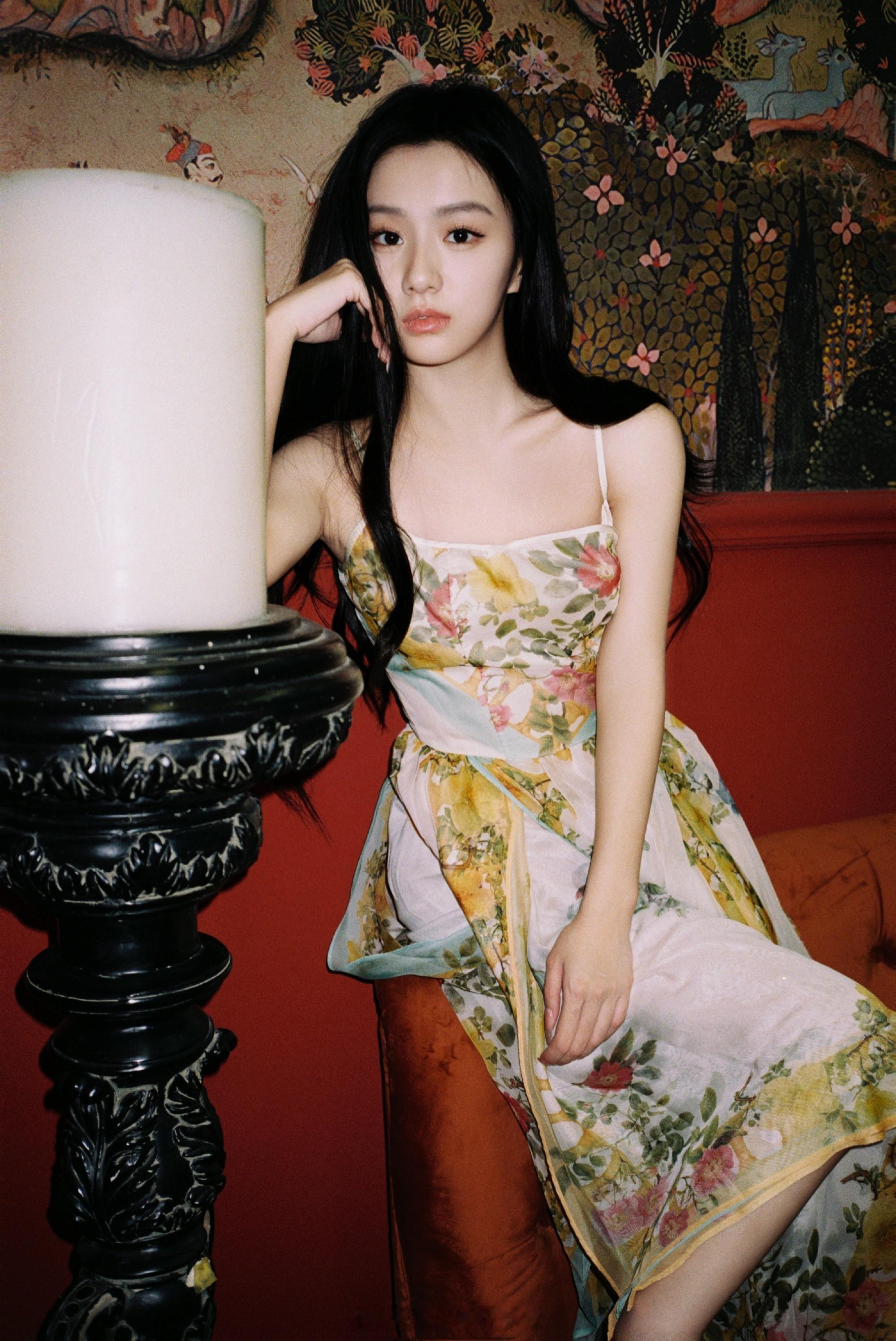 包上恩穿碎花裙的甜美小姐姐