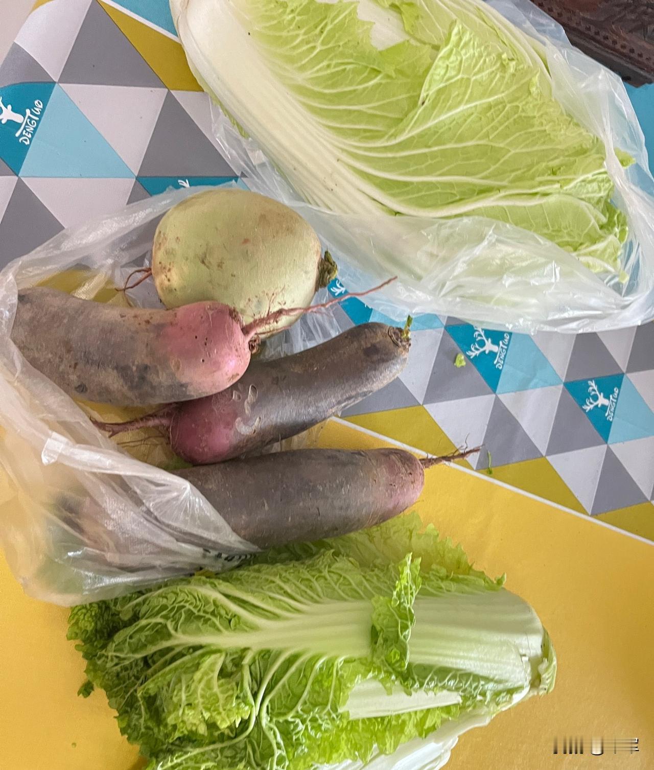 我都不敢去取快递了！[捂脸哭]是什么原因呢？我楼下邻居就在我家小区门口卖自