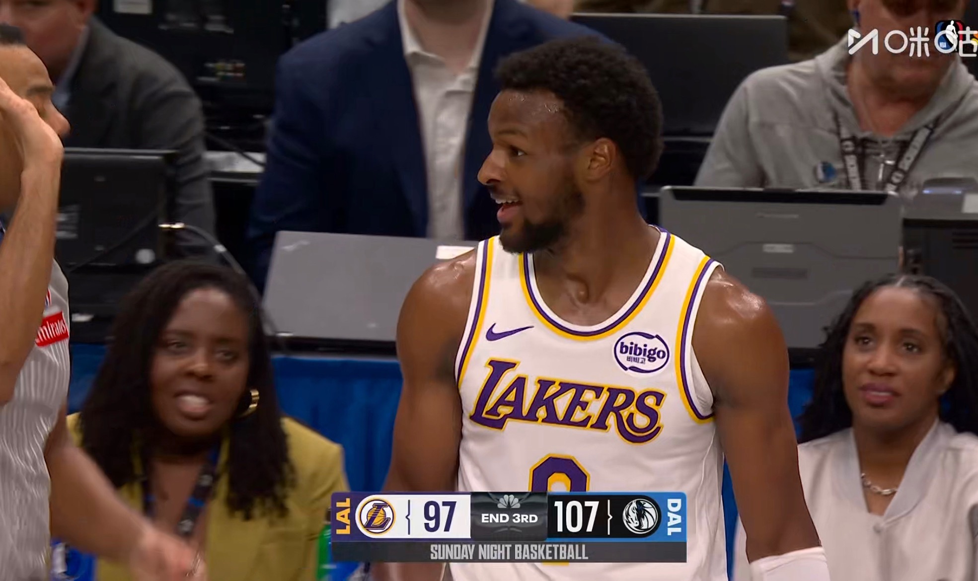 湖人队这关键的10分一直没追上，好在也没有被拉开。斯玛特场边指导。湖人vs独行侠