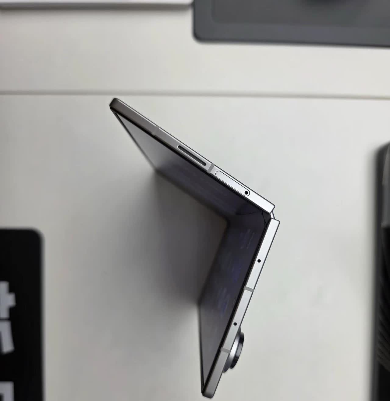 哇快来看我在三星门店发现了什么神仙宝藏！三星ZFold7星夜银展开才4.2mm