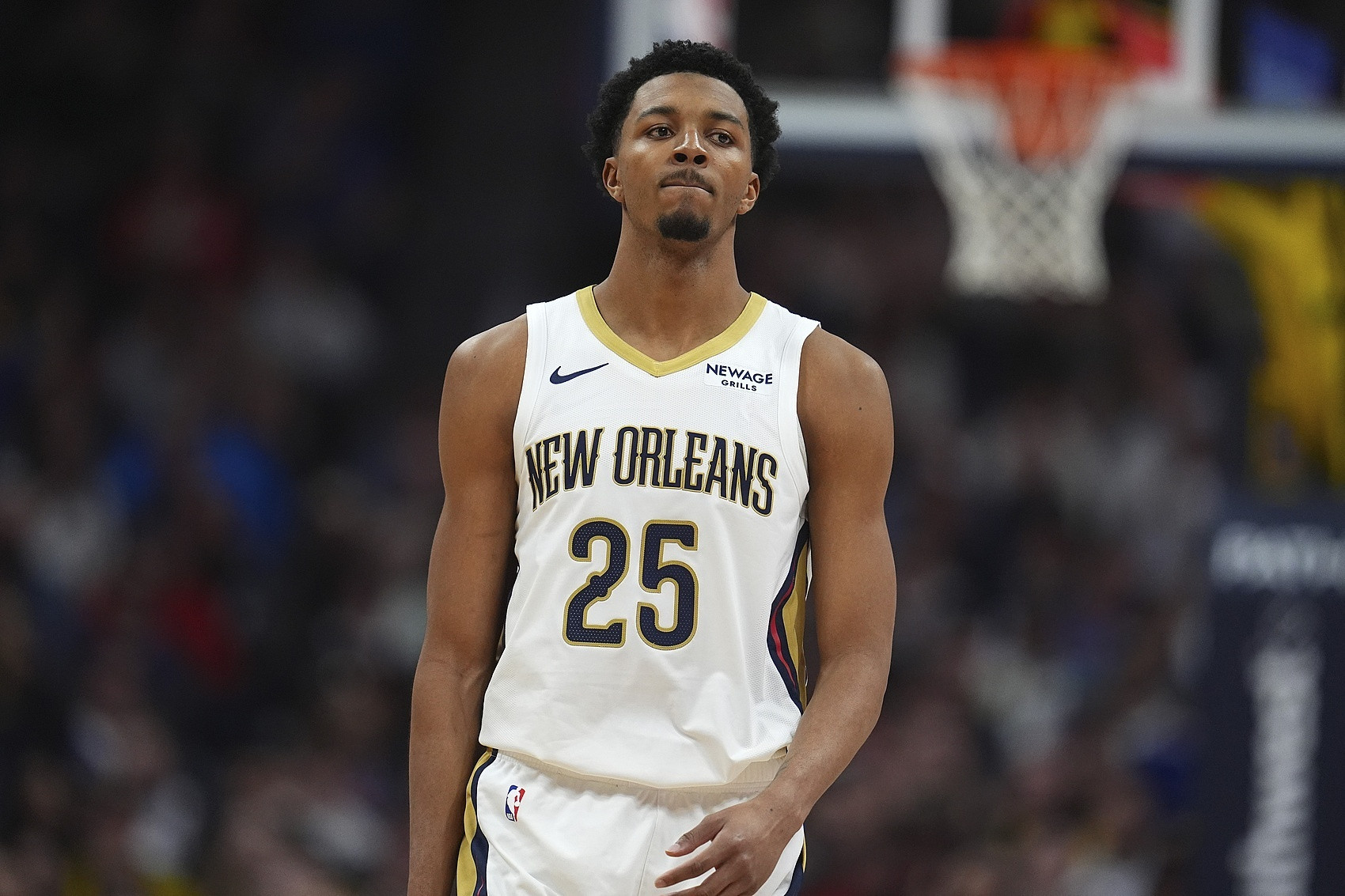 NBACentral报道，据消息人士透露，鹈鹕队对墨菲要价即战力老将+潜力年轻