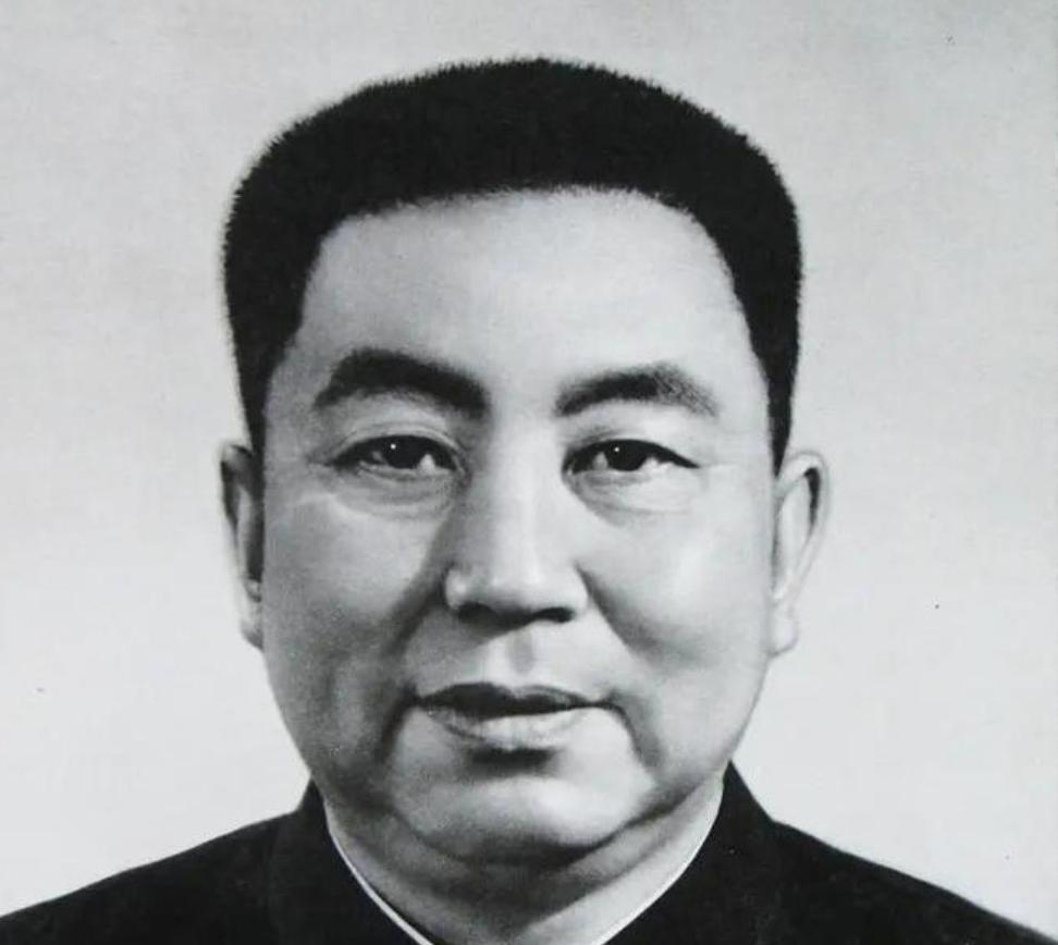 周恩来去世后谁当总理？毛主席力荐一人却遭到婉拒：您考虑别人吧。1975年，周总理