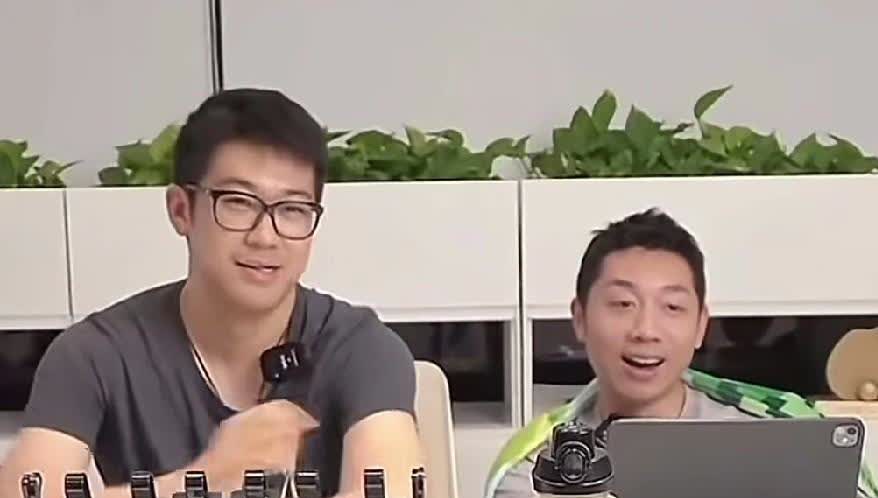 许昕说我为什么不当教练？看看任浩就知道了。我俩前后一起进的国家队。我俩岁数差不多