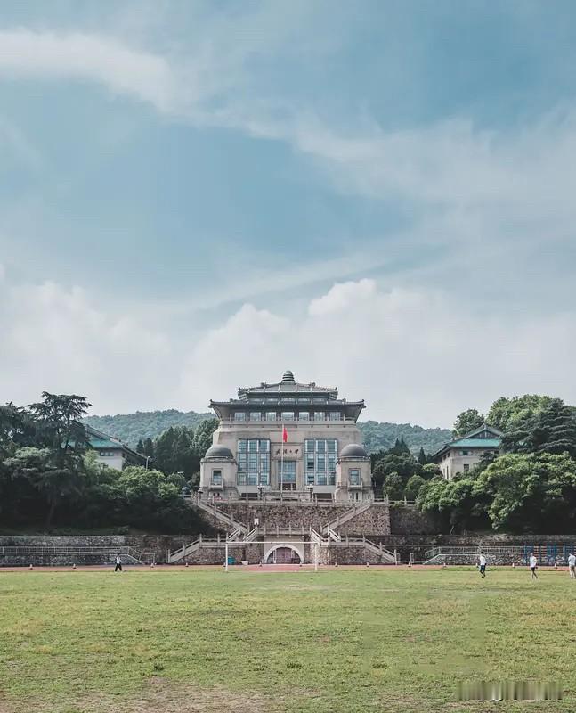 —-刚刚开学4天，武汉大学又被曝出丑闻，这真是往伤口撒盐，回想武汉大学这几年被爆