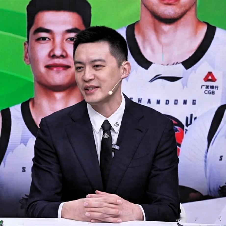 杨鸣谈广东输上海，内线失去制空权，三大内线太强悍，旁观者清。恕我直言，白边的内线