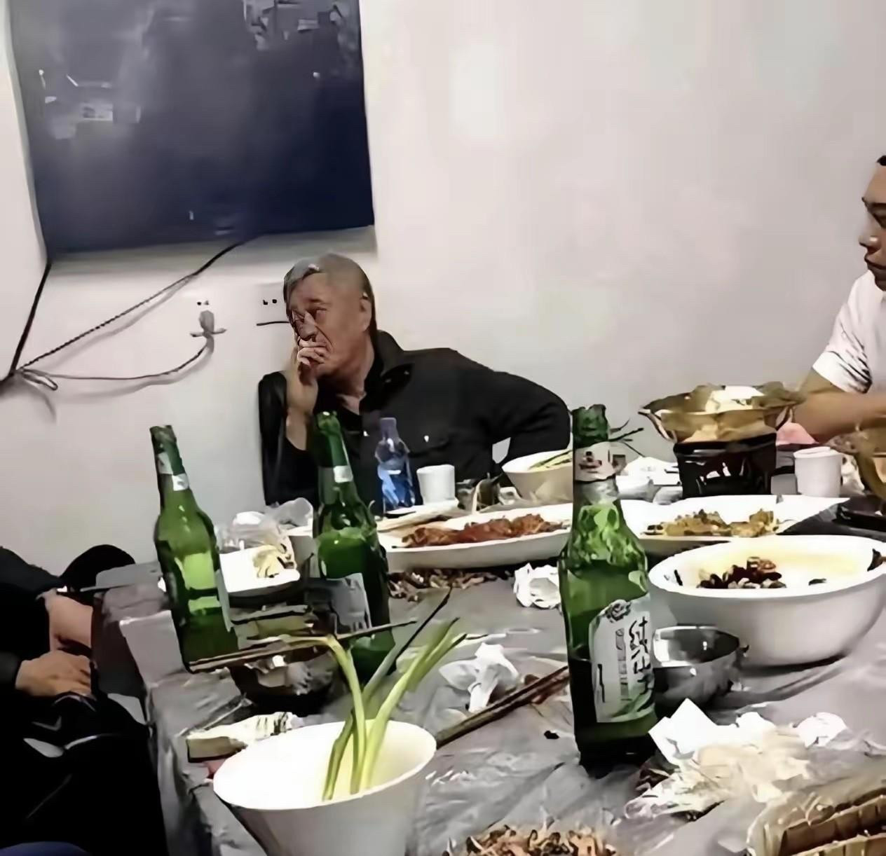 68岁赵本山一顿酸菜炖大鹅，为何让有钱人坐不住了一顿饭，能看出一个人有没有钱，却未必看得出他有没有底