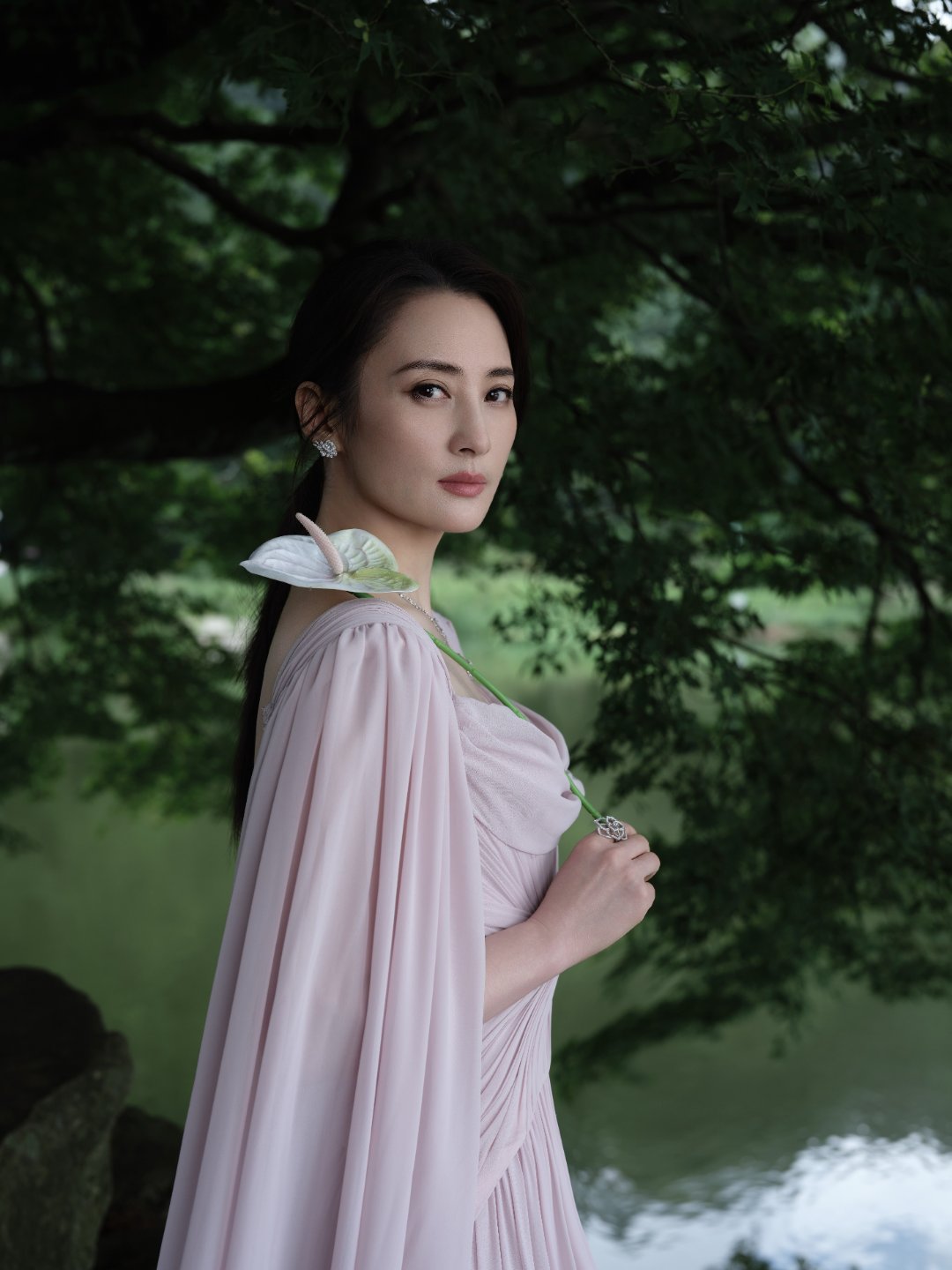 蒋勤勤画中人蒋勤勤你美！一身粉衣真的好妈咪！！！知性美拉满了​​​
