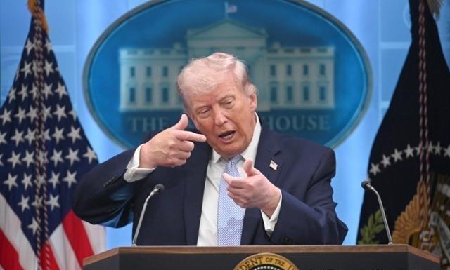 特朗普虽然当了两任总统，但表现却截然相反。第一任期，特朗普在用人上基本还是靠