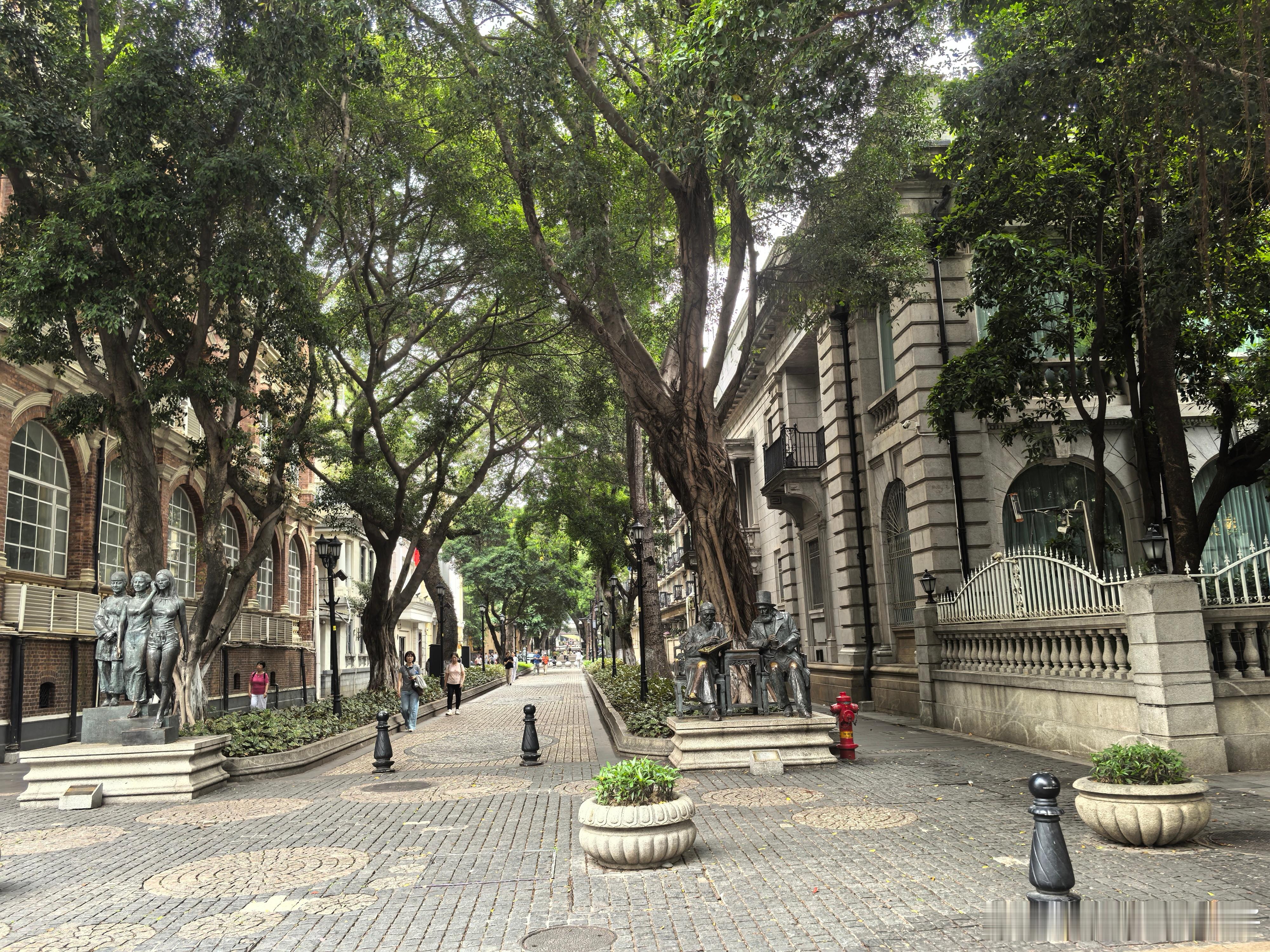 早上来这儿散步，人不算多，好凉快。舒服。。广州·沙面