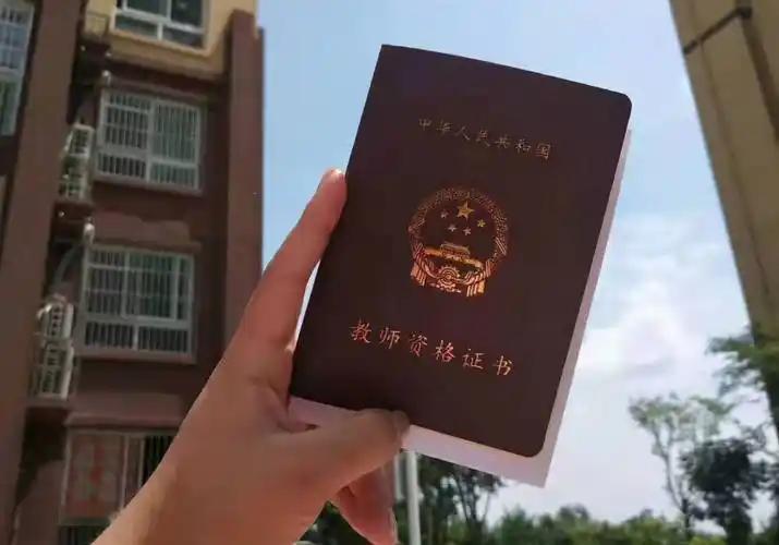 现在的年轻人也不傻，考不上公务员，就把目标转向了公办教师，先考个教师资格证，再全