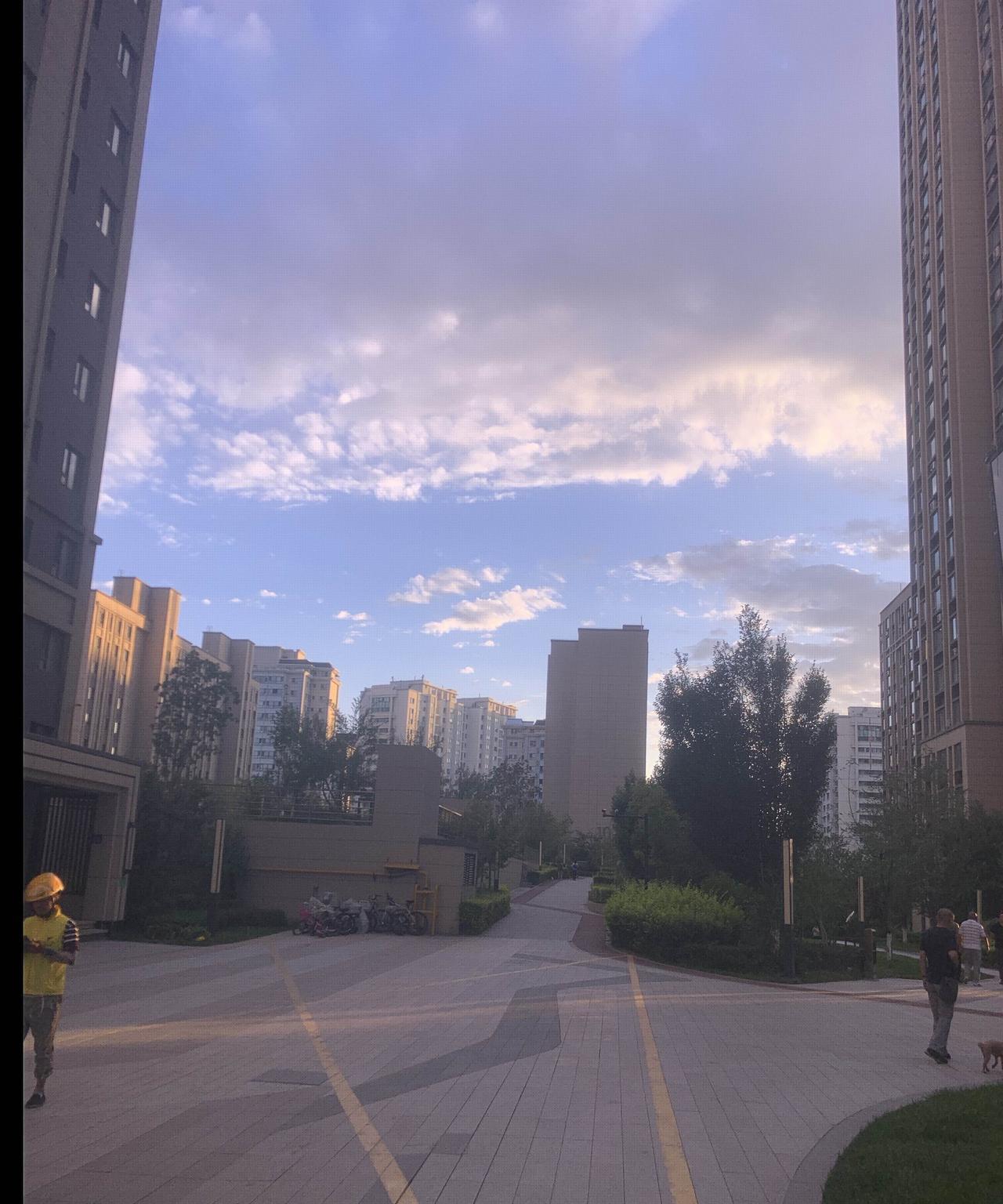 看看，九点钟了！乌鲁木齐的天还是这么的亮！内地的朋友们，你们