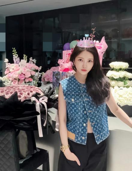 王灿卡点庆37岁生日，甜美模样宛如17岁少女近日，杜淳的老婆王灿便在社交平台上