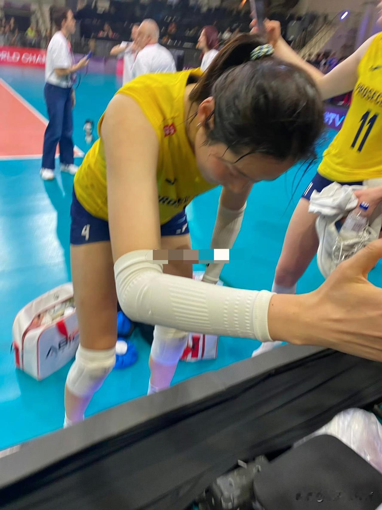 朱婷赛后热的差点中暑[哭哭][哭哭]今天凌晨打完巴西奥萨克斯俱乐部，打满4局比赛