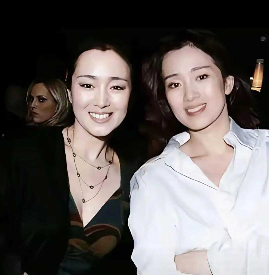 网上热传的一张照片（图一），说这是巩俐与她的替身周显欣的合影，这张合影拿给老谋子