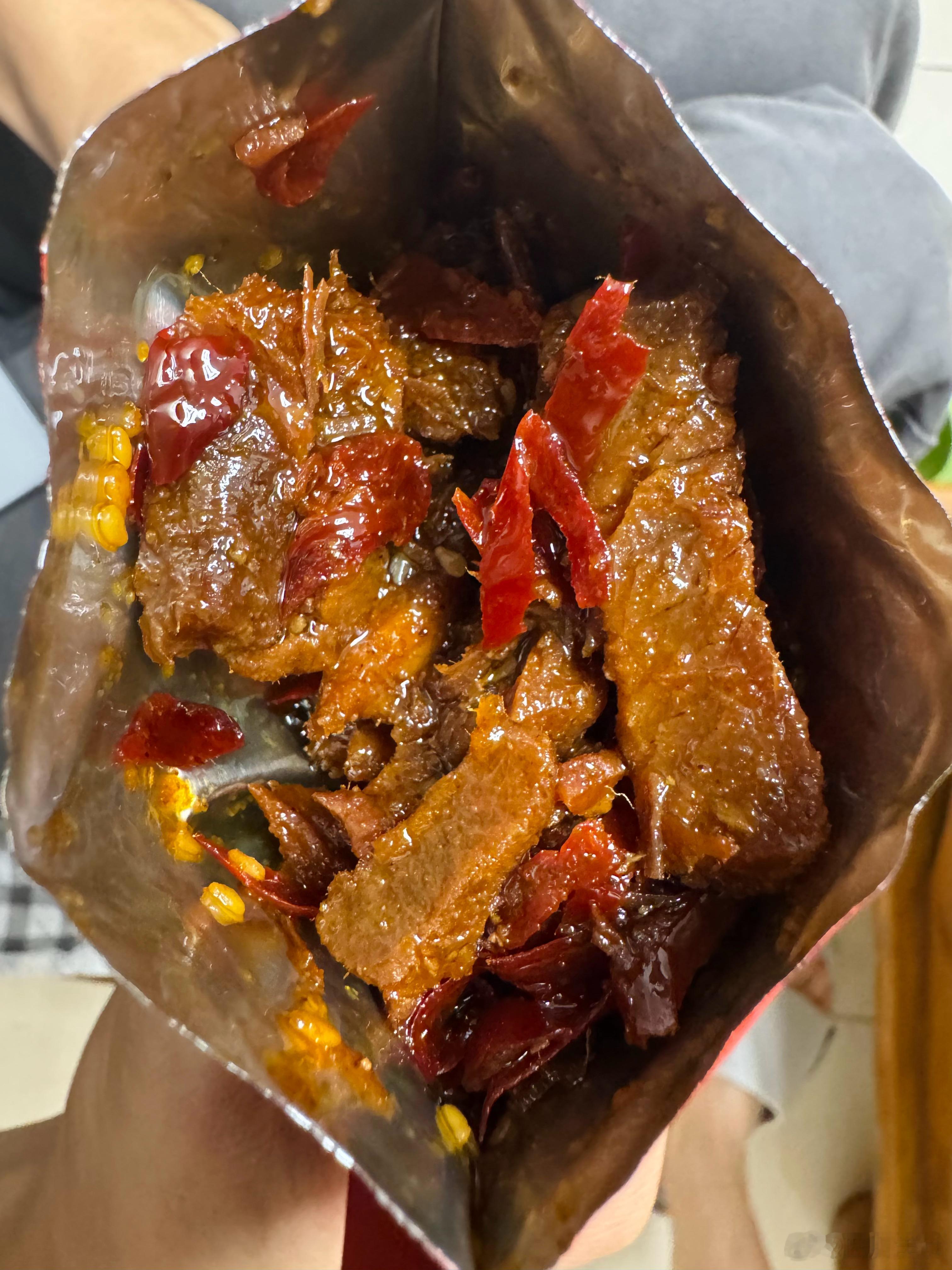 今夜宵夜冷吃牛肉，肉很大一块，香辣味，里面的辣椒也不辣，一起吃好香79.8元里面