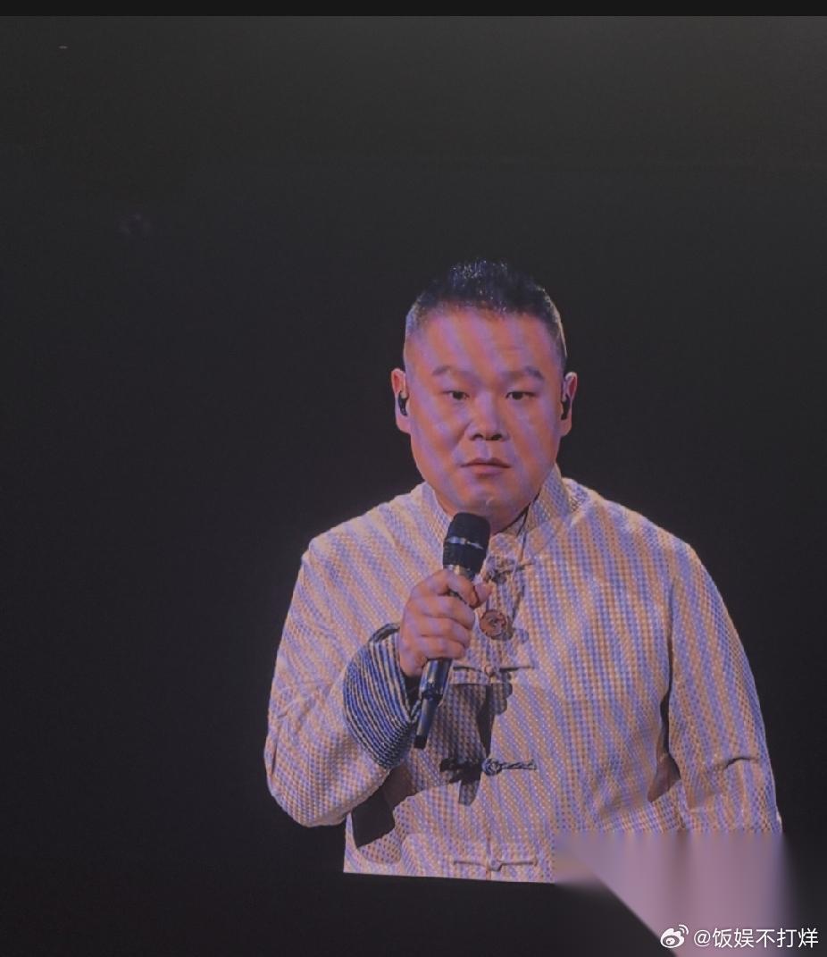 笑死，岳云鹏在自己演唱会上被抢风头了。真的，他自己喊的：“不要再给陈晓镜头了！